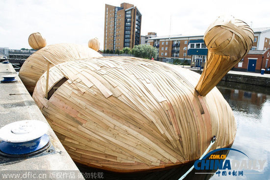 倫敦泰晤士河上現(xiàn)呆萌“河馬” 體型龐大霸氣十足 倫敦泰晤士河上現(xiàn)呆萌“河馬” 體型龐大霸氣十足