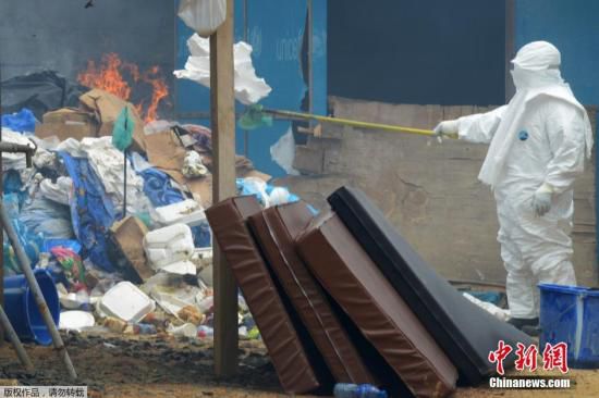 當(dāng)?shù)貢r間2014年9月3日，利比里亞蒙羅維亞，約翰·菲茨杰拉德·肯尼迪醫(yī)院的醫(yī)護(hù)人員和病人。9月1日