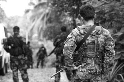 2009年12月13日，在菲律賓南阿古桑省，菲律賓安全部隊(duì)人員在一處現(xiàn)場警戒。圖/CFP