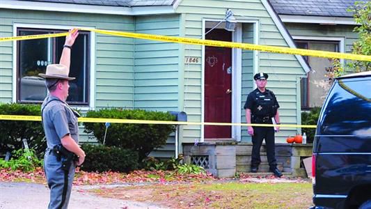 8日，紐約州當(dāng)?shù)鼐旆怄i案發(fā)現(xiàn)場。