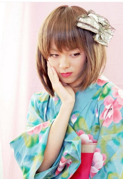 日本男子學(xué)校舉辦“?；ā贝筚?參賽者須男扮女裝