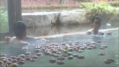 一個個蘋果漂浮在浴槽內(nèi)（NHK網(wǎng)頁截圖）。