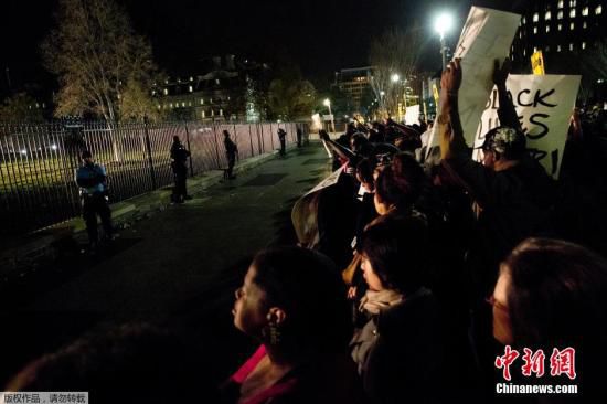 美國白宮前擠滿了抗議槍殺黑人青年的白人警察免遭起訴案件的美國民眾。
