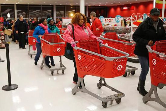 在整個(gè)感恩節(jié)假期，美國(guó)零售業(yè)銷售下降11%，為連續(xù)第二年下降。