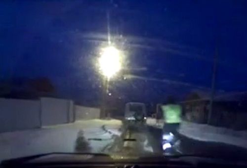 警車追逐中仍未追上可疑汽車，此時令人震驚的一幕出現(xiàn)，一名警察從警車中跳出來，向可疑車輛跑去。