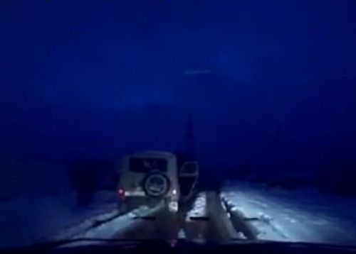 　　警察成功打開可疑汽車的車門并登上汽車，司機(jī)見狀立即停車及棄車逃走，警察則下車?yán)^續(xù)追捕司機(jī)。