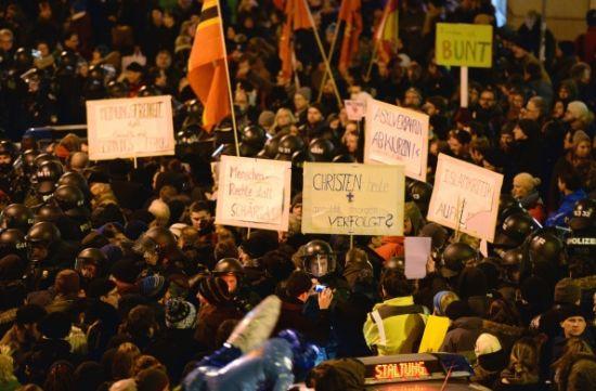 示威人群打出標(biāo)語(yǔ)。