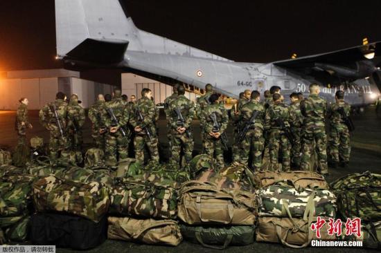 當(dāng)?shù)貢r間1月7日，法國軍人抵達(dá)巴黎布爾歇機(jī)場。他們將被部署在巴黎，以增強(qiáng)巴黎市的安保力量。