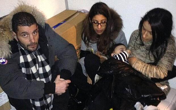 照片顯示了部分人質(zhì)躲藏于冷藏室中的情景。