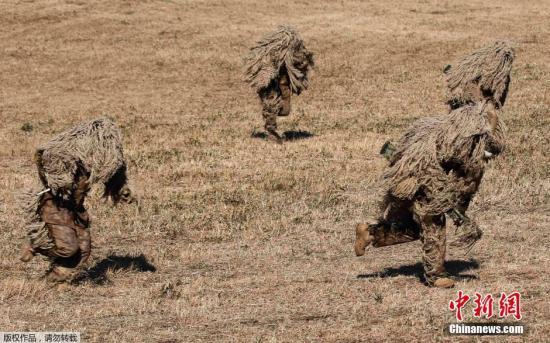 資料圖：當(dāng)?shù)貢r(shí)間2015年1月11日，日本船橋市，日本自衛(wèi)隊(duì)進(jìn)行新年軍演，大約500名軍人和24架飛機(jī)參與了本次演習(xí)。 視頻：日本敲定史上最大規(guī)模國防預(yù)算費(fèi)來源:央視軍事農(nóng)業(yè)