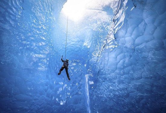 美國(guó)探險(xiǎn)家深入冰縫 拍攝冰川內(nèi)部夢(mèng)幻美景(圖)