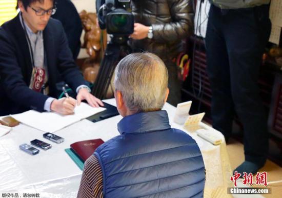 當(dāng)?shù)貢r間1月25日，日本千葉市，日本遭“伊斯蘭國”綁架人質(zhì)湯川遙菜的父親接受媒體采訪。伊斯蘭國武裝(IS)24發(fā)布視頻顯示，其中一位被綁架日本人質(zhì)湯川遙菜(Haruna Yukawa)已經(jīng)被該組織殺害。日本政府表示將驗證視頻的真實性。 視頻：關(guān)注日本人質(zhì)事件：極端組織視頻顯示一人質(zhì)已遭殺害來源:央視新聞