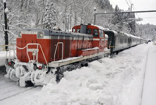 JR一臥鋪特急列車，因大雪在JR奧羽線津輕湯站附近拋錨，約130名乘客不得不在車上過夜。