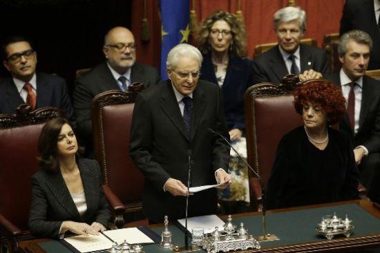 意大利新當(dāng)選總統(tǒng)塞爾焦·馬塔雷拉(中)。