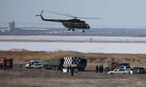 圖片說(shuō)明：當(dāng)?shù)貢r(shí)間2月11日，一架俄羅斯蘇—24轟炸機(jī)在著陸過(guò)程中墜毀，救援人員正在偵察失事區(qū)域。(