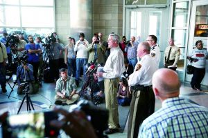 　圣路易斯縣檢方15日宣布，當(dāng)?shù)鼐揭炎カ@12日在弗格森市槍擊兩名執(zhí)勤警察的犯罪嫌疑人威廉斯。