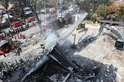 7月1日，搜救人員在印尼軍機(jī)墜毀現(xiàn)場進(jìn)行搜救和清理工作。