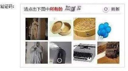 澎湃新聞記者從鐵路上海站了解到，目前窗口售票采用的系統(tǒng)與12306網(wǎng)購不同，購票者通過身份證件的驗證，即可購票。根據(jù)往年經(jīng)驗，每年臘月二十三到二十九的火車票最為緊俏，對應(yīng)的網(wǎng)絡(luò)購票日期為12月4日至10日，春運(yùn)火車票搶票也進(jìn)入最白熱化的狀態(tài)。對此，鐵路部門提醒，如果沒能在第一時間買到票，旅客不妨在起售時間30分鐘后、開車前15天和開車前1天三個時間點(diǎn)“撿漏”，可能會有意外的收獲。