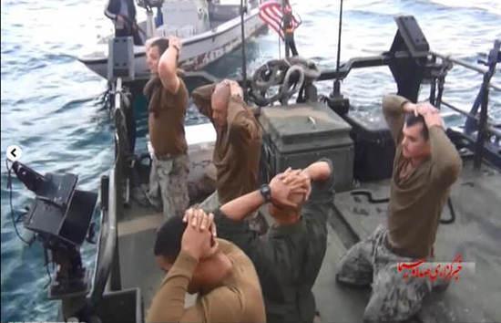 圖為美國大兵雙手抱頭，跪地道歉。