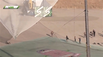 艾金斯成功落到一個1/3足球場大小的安全網上。