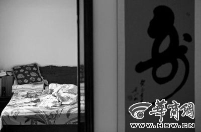 昨日，徐萬發(fā)躺在自家床上，鼻子插著氧氣管 記者張杰攝