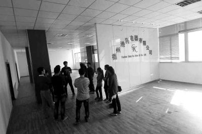 曾經(jīng)看似正規(guī)且豪華的公司，如今空空如也，只剩進門處的公司名稱還赫然在目