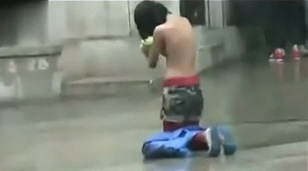 女孩為討15元錢雨中裸胸下跪無人理睬(圖) 女孩為討15元錢雨中裸胸下跪無人理睬(圖)