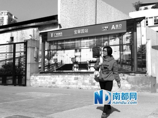 不少行人將這幅畫誤認(rèn)為是真地鐵站。南都記者 單小亮 攝