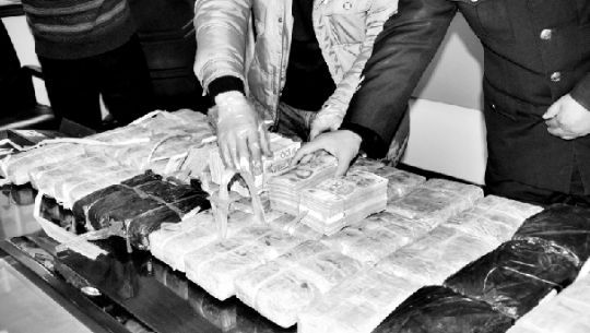 警方收繳的毒品和毒資。警方供圖