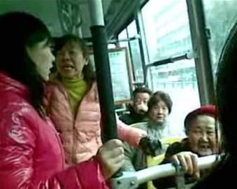 女孩沒給老太讓座被人批。