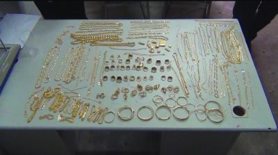 警方追回的被搶金首飾，有172件，2200多克。其余的都被嫌疑人變賣，用來購買手機的汽車。