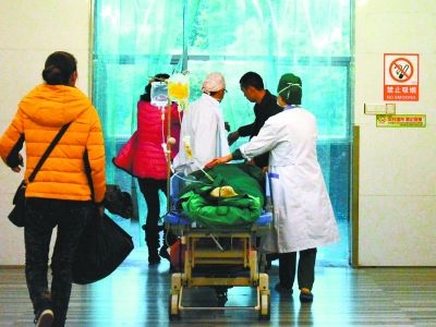 受傷女孩做完手術(shù)被送往重癥監(jiān)護(hù)室。記者楊濤 攝