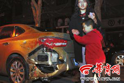 豐慶路226號(hào)的足浴店起火殃及樓下車輛，一個(gè)車主將車搶救出來(lái)后仍驚魂未定