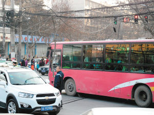 一個多小時，除了短暫的休息，郭師傅一直在車流中舉著木棍 圖片由市民孫先生提供