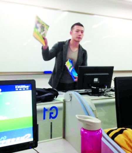 讓甘麟翰爆紅的，就是這張商學(xué)院大一學(xué)生在課堂上拍攝的照片。