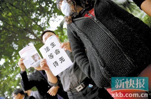 　　■昨日，數(shù)十位二胎準(zhǔn)媽媽和家屬來到省衛(wèi)計(jì)委門前，希望廣東二胎政策盡早出臺。新快報記者 孫毅/攝