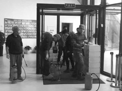 相關(guān)人員正在對(duì)園區(qū)消毒。讀者供圖