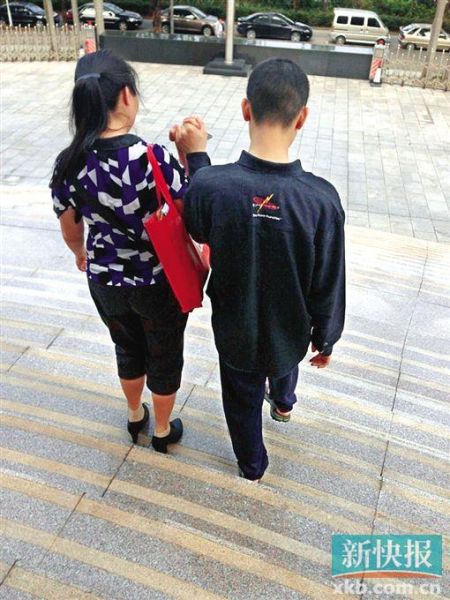 李星兒與媽媽蔣女士牽手走出法院。 新快報記者 張國鋒/攝