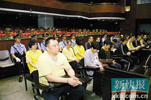 ■蔣洪偉(左一)等二十幾名被告被指控犯集資詐騙罪,昨日集體過堂?！　?鄭朝暉/攝