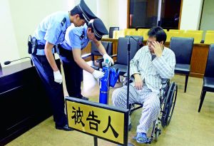 被告人李萬勇因病吸氧受審。首席攝影記者 吳寧/攝