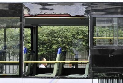 75路公交車車窗玻璃被砸碎。