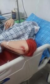 砸窗當事人胡女士在醫(yī)院接受治療。