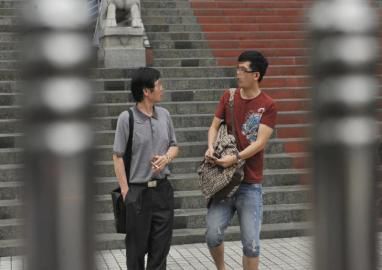 駱嘉文的父親一直陪同。