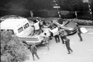 沖突現(xiàn)場，協(xié)管員揮拳打向女商販 視頻截圖