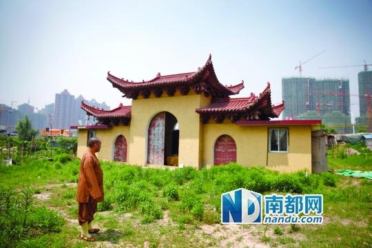 十里古寺2008年被拆,現(xiàn)在只剩下一個廟門。南都記者 陳志剛 攝 十里古寺2008年被拆,現(xiàn)在只剩下一個廟門。南都記者 陳志剛 攝