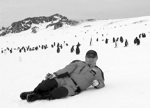 陳文在南極跟企鵝合影 陳文在南極跟企鵝合影