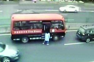 寶馬車(chē)主因其孩子沒(méi)趕上校車(chē)在高架上將車(chē)逼停