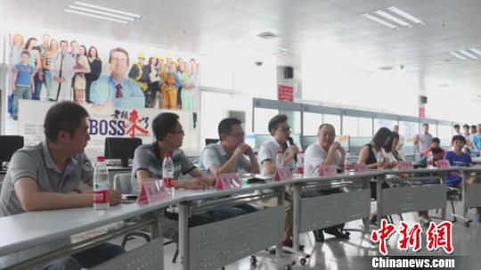 　招聘會(huì)現(xiàn)場，用人單位老板一字排開，與求職者面對(duì)面交流　李超慶　攝