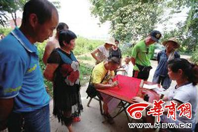 男子玩滑翔傘不慎掛樹上 倒吊3個(gè)多小時(shí)摔下(圖)