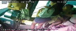 公交車(chē)上不文明行為曝光：情侶大尺度親熱(圖)